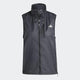 Adidas Otr B Vest til kvinder er en sort løbevest uden ærmer med lynlås foran, høj krave, lynlåslomme på brystet og et lille hvidt logo på venstre bryst. Perfekt til dame løbetøj. Vist på en ensfarvet lysegrå baggrund.