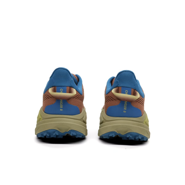 Et par Hoka Challenger 8 herre sko i farven Maple/Cardamom, sæt bagfra med blå overdele, brune sider, gule såler og teksten CHALLENGER 8 lodret på hælen-perfekte løbesko eller trailsko til mænd.