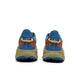 Et par Hoka Challenger 8 herre sko i farven Maple/Cardamom, sæt bagfra med blå overdele, brune sider, gule såler og teksten CHALLENGER 8 lodret på hælen-perfekte løbesko eller trailsko til mænd.