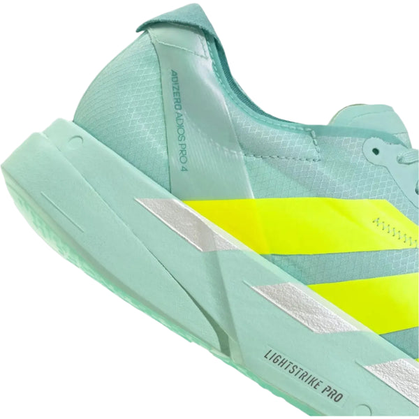 Nærbillede af hælen og mellemsålen på Adidas Adizero Adios Pro 4 Dame i Semi Flash Aqua/Lucid Lemon/Mint Ton med synlig ADIZERO ADIOS PRO 4 og LIGHTSTRIKE PRO-tekst - ideel til maratonløb.