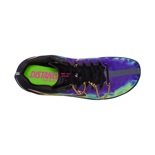 Topbillede af Nike Rival Distance unisex løbesko i Dark Obsidian/Black "GLAM", der har en flerfarvet overdel med blå, grønne og lilla nuancer, en lysegrøn indersål mærket "DISTANCE" i pink samt stilfulde sorte og guldfarvede snøredetaljer.