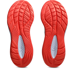 Billedet viser sålerne på Asics Gel-Cumulus 27 Tokyo løbesko herre i Cream/Edo Purple med et bølget, struktureret mønster, der giver greb, fleksibilitet og stødabsorbering.