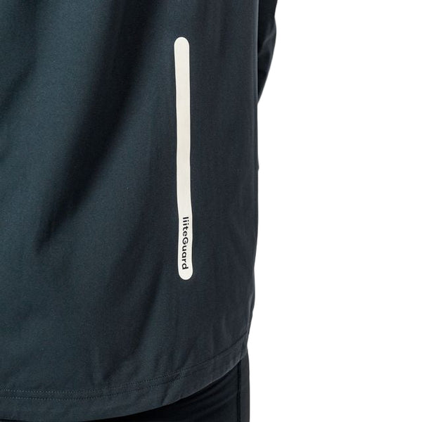 Et nærbillede af LiiteGuard Hydro-Tech Running Jacket, Herre, Black viser en lodret hvid refleksstribe med "LiiteGuard" nær bunden mod en almindelig lys baggrund.