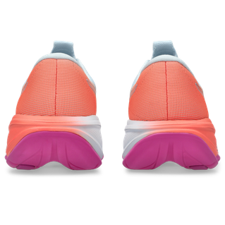 Bagsiden af Asics Gel-Cumulus 28 Dame i Sky/Sun Coral med orange mesh-overdel, hvid mellemsål og lilla ydersål, vist side om side på en hvid baggrund.