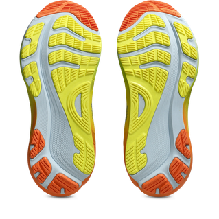 Et par Asics Gel-Kayano 32, Herre, Sky/Lemon Spark-såler vises fra bunden og har gule, orange og lyseblå mønstre med riller og strukturerede områder for greb og støtte.