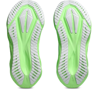 Et par Asics Novablast 5 Dame-såler i Vital Green/Black, vist nedefra med detaljerede slidbanemønstre for greb og støtte - ideelt til lette løbesko-fans.