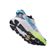En Hoka Speedgoat 7 Dame-løbesko i farvekombinationen Frost / Neon Yuzu vises på en hvid baggrund, hvor de blå og sorte detaljer, den neongrønne hæl og den sorte Vibram-gummisål fremhæves fra en vinkel, der understreger både mønsteret og logoet på siden. Denne model er ideel som trailsko til trail-løbsentusiaster og kombinerer innovativt design med præstationsorienterede funktioner.