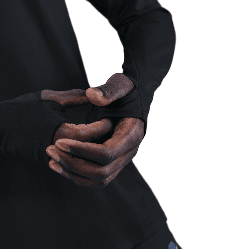 En mand iført Nike Stride Dri-FIT 1/2-Zip Running Top i sort stikker tommelfingeren gennem ærmets hul til tommelfingeren, så kun hans hænder og en del af hans overkrop er synlige mod en almindelig hvid baggrund.