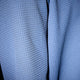Nærbillede af Saysky Motion Waffle Long Sleeve, Herre, Blue - det blå, strukturerede stof og vaffelmønsteret fremhæves i direkte belysning og viser dybde og detaljer. Perfekt til løb og andre aktive aktiviteter.