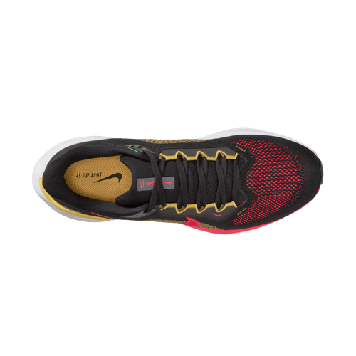 Et billede af Nike Pegasus 41 herre i Black/Bright Crimson-Topaz Gold viser en sort overdel, røde mesh-accenter, gul snørebåndskant og hvid sål. Den brune indersål har trykt tekst - ideel til løbetræning.