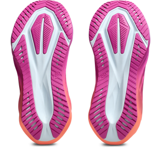 Billedet viser sålerne på Asics Novablast 5 Dame i Sky/Digital Sakura, der primært er pink med hvide og lyslilla detaljer og et struktureret, rillet mønster, der giver et godt greb.