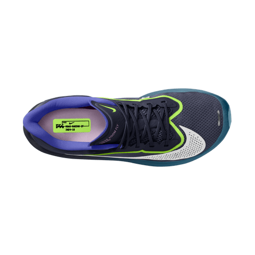 Topbillede af Nike Zoom Fly 6, Herre i Obsidian/White-Persian Violet-Volt med sorte snørebånd og synligt Nike-logo på indersålen, med forbedret komfort via responsiv ZoomX-skum-støddæmpning.
