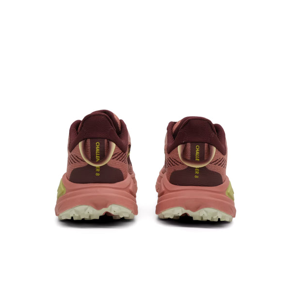 Et par Hoka Challenger 8 dame trail løbesko i blush/dark cedar, set bagfra. "CHALLENGER ATR 6" står i gult på hælen. Teksturerede såler og overdel i mesh giver komfort og holdbarhed.