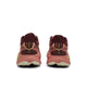 Et par Hoka Challenger 8 dame trail løbesko i blush/dark cedar, set bagfra. "CHALLENGER ATR 6" står i gult på hælen. Teksturerede såler og overdel i mesh giver komfort og holdbarhed.