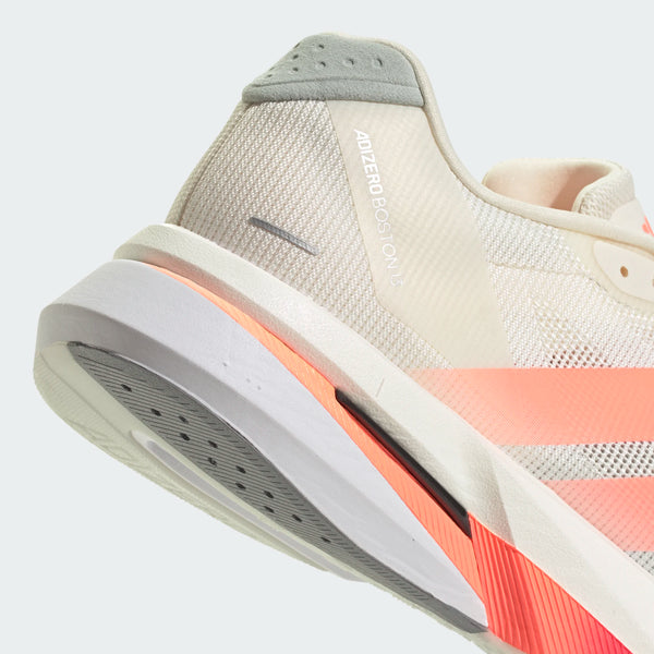 Nærbillede af hælen og sålen på Adidas Adizero Boston 13 løbesko herre i Owhite/Luor/Grey, med koralfarvede accenter - ideel letvægt træningssko, med "ADIZERO BOSTON 13" tekst nær hælen.