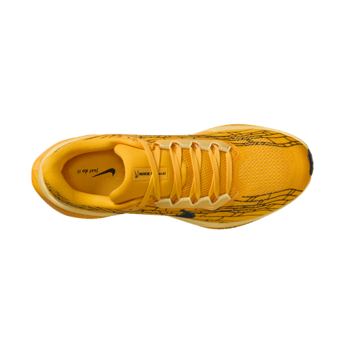 En top-down-visning af Nike Pegasus 41, Herre i University Gold/Black-Soft Yellow viser en overdel i mesh, gule snørebånd, ReactX-mellemsål, sorte grafiske detaljer og en indersål med mærke på en almindelig hvid baggrund.