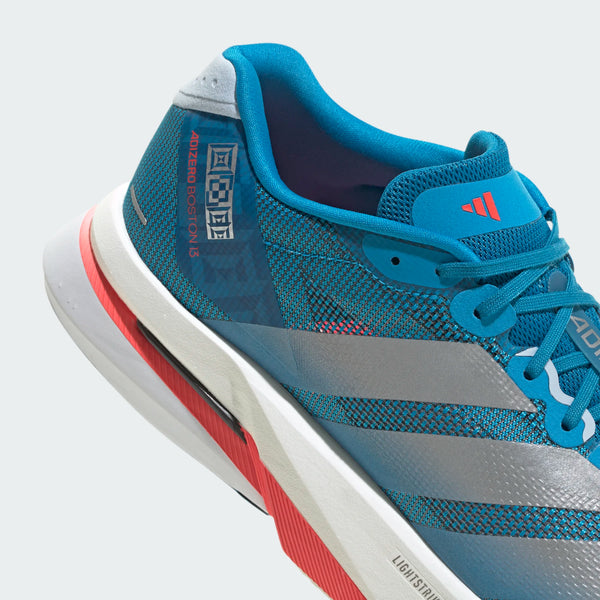 Nærbillede af Adidas Adizero Boston 13 løbesko herre i Solblu/Silvmt/Dksobl med overdel i mesh, hvide snørebånd, rød og hvid sål, lyseblå pløs og responsiv Lightstrike Pro-støddæmpning.