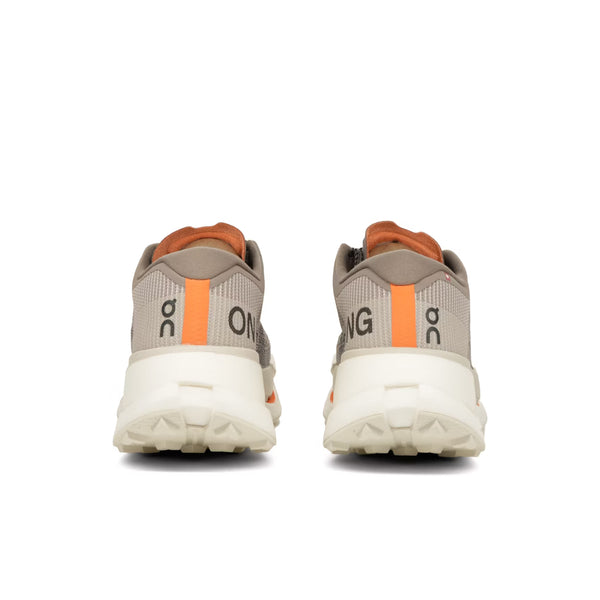 Bagside af On Cloudultra Pro, Herre, Cinder/Pearl trailsko med orange detaljer og hvide såler. "ON"-logoet vises på hælen; ideel ultradistance-sko til mænd. Set mod en hvid baggrund.