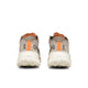 Bagside af On Cloudultra Pro, Herre, Cinder/Pearl trailsko med orange detaljer og hvide såler. "ON"-logoet vises på hælen; ideel ultradistance-sko til mænd. Set mod en hvid baggrund.