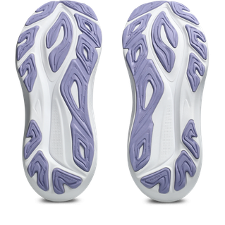 Billedet viser sålerne på ASICS Gt-2000 14, Dame, Midnight/Bluebell løbesko. De hvide såler har lyslilla, bølgelignende mønstre, som giver et godt greb, og ses nedefra mod en hvid baggrund. Disse stilfulde sko giver stabilitet.