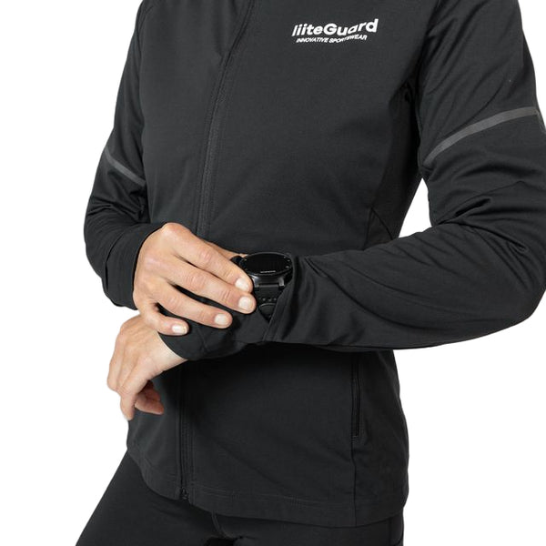 En person iført en sort Hydro-Tech løbejakke fra Liiteguard tjekker et smartwatch på sit venstre håndled mod en almindelig hvid baggrund.
