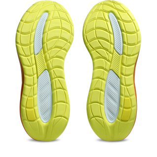 Et par Asics Gel-Cumulus 28 løbesko herre i Sky/Sun Peach vises fra bunden og har en rillet gul slidbane med blå strukturerede detaljer; de neutrale træningssko ligger side om side med tæerne pegende opad.