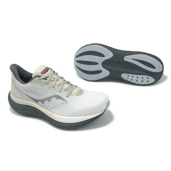 Et par Saucony Triumph 23, Herre, Grey/Shadow løbesko med mørkegrå såler - den ene vist fra siden og den anden med mønsteret på undersiden.