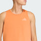 En person ses fra skuldrene til midt på torsoen iført en orange Adidas Adi365 Singlet (Herre, Duor) med et lyst Adidas-logo på venstre bryst på en ensfarvet baggrund.