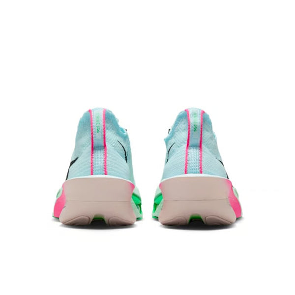 Et par Nike Alphafly Next% 3 Dame-sko i Glacier Blue/Black-Mint Foam-Green Shock, vist bagfra med lyseblå overdel, pink og grønne detaljer, beige såler og en tynd pink midterstribe - perfekt til at skille sig ud.