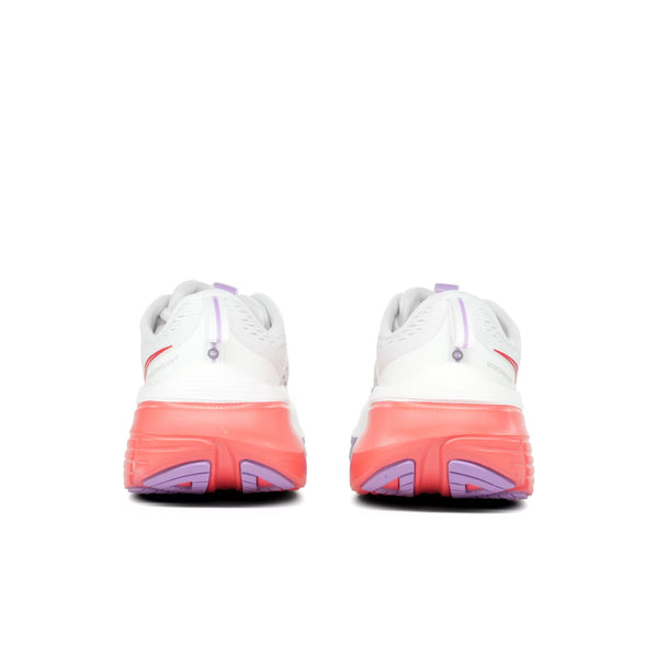 Et par Saucony Guide 18 løbesko dame i White/Crocus, vist bagfra med pink PWRRUN mellemsål støddæmpning, lilla ydersål og hæl og et lille rødt logo på hver sko.