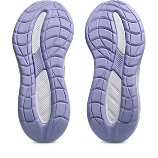 Et par Asics Gel-Cumulus 28 Dame i White/Bluebell vist nedefra, med ydersål i lavendelfarvet gummi med hvide teksturerede områder og en mønstret slidbane for bedre greb.