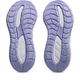 Et par Asics Gel-Cumulus 28 Dame i White/Bluebell vist nedefra, med ydersål i lavendelfarvet gummi med hvide teksturerede områder og en mønstret slidbane for bedre greb.