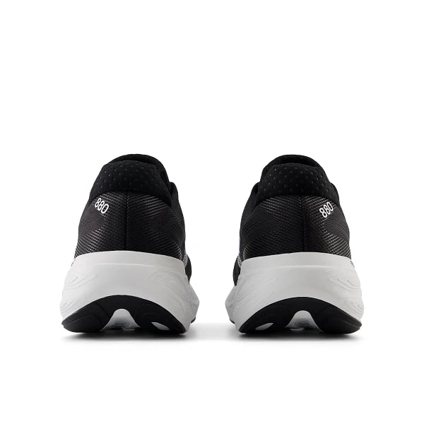 Et par New Balance FreshFoam 880 v15 Herre løbesko i Black/White/Reflection set bagfra med "880" trykt øverst på hver hæl og hvide såler.