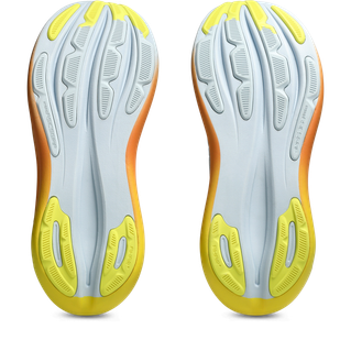 Billedet viser sålerne på to Asics Gel-Nimbus 28 herre løbesko i Sky/Sun Peach, der viser lyseblå såler med gule og orange accenter, strukturerede mønstre for greb. Begge sko ligger side om side med sålen opad.