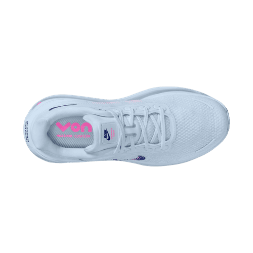 Et topbillede af en hvid Nike Vomero Premium løbesko dame i Blue Tint/Deep Royal Blue-Aluminum med en overdel i mesh, hvide snørebånd og en pink indersål med VOMERO og NIKE ZOOM-branding på en lysegrå baggrund.