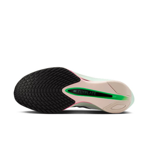 Billedet viser sålen på Nike Zoomx Vaporfly Next% 4 Dame i White/Black-Hyper Pink-Mint Foam med sort slidbane, beige hæl og grøn mellemsål med "FLYPLATE"-mærkning og ZoomX-støddæmpning, set nedefra.