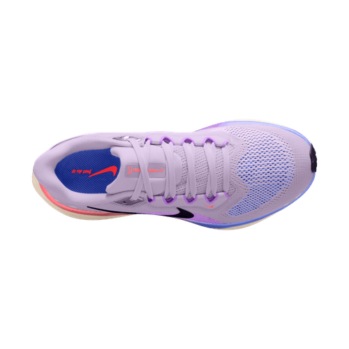 Nike Pegasus 41 Dame i Violet Mist/Purple Dynasty-Bright Violet har en overdel i mesh, sort swoosh, hvid sål, lilla snørebånd, blå indersål med røde detaljer - ideel til dig, der vil have komfortable løbesko.