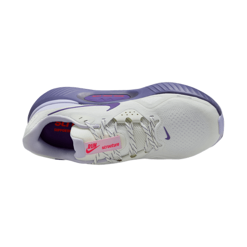 Nike Structure 26 Dame i Summit White/Wild Grape-Amethyst Tint set oppefra med lilla detaljer på sålen og logoer, "RUN" og "Structure 26" på indersålen samt hvide og grå snørebånd. Designet til stabilitet.