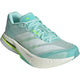 Adidas Adizero Boston 13 løbesko dame i Seflaq/Zeromt/Luclem har en lyseblå og hvid mesh-overdel, grønne detaljer, snørebånd, en støddæmpende LIGHTSTRIKE PRO-sål og viser Adidas-logoet med "ADIZERO"-branding.