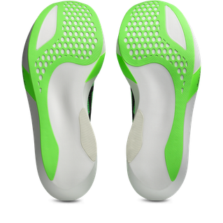 Billedet viser sålerne på Asics Metaspeed Sky Tokyo løbesko (Unisex, Green Gecko/Black), der har en hvid base med lysegrønne accenter, bikagelignende perforeringer og strukturerede grebsmønstre.