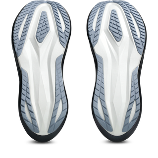 Billedet viser sålerne på Asics Megablast unisex løbesko i sort/hvid med en geometrisk profil, der giver greb og fleksibilitet. FF TURBO SQUARED-skummet sikrer maksimal rebound ved hvert skridt.