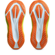 Asics Novablast 5 Herre i Sky/Lemon Spark har orange, hvide og gule såler med rillet og struktureret slidbane, der giver bedre greb, set nedefra.