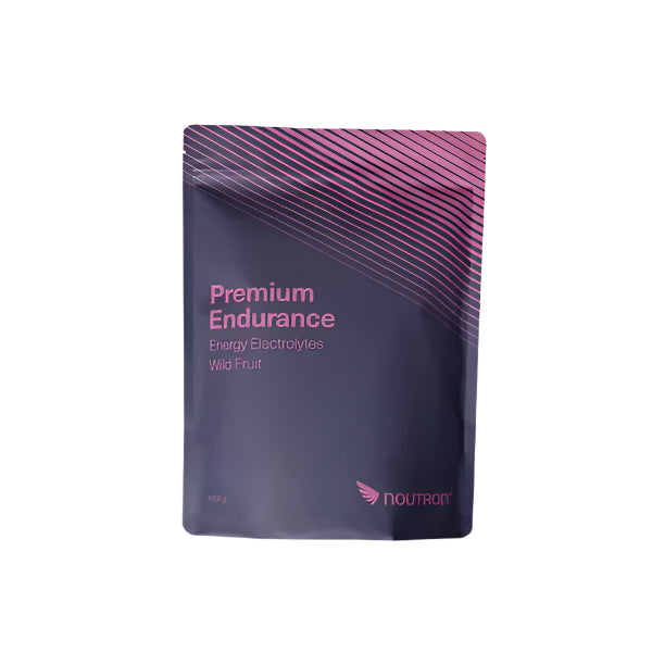 En lilla og pink genlukkelig pose mærket Premium Endurance, Wild Fruit by Noutron - en ideel energidrik til udholdenhedssportsentusiaster. Mærkenavnet står nederst til højre.