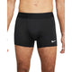 En mand er iført Nike Pro Dri-FIT Brief, Herre, sort/hvid. NIKE PRO-linningen og det hvide swoosh-logo er synlige. De er lavet af åndbart materiale og Dri-FIT-teknologi, og billedet viser kun hans underkrop og overben.