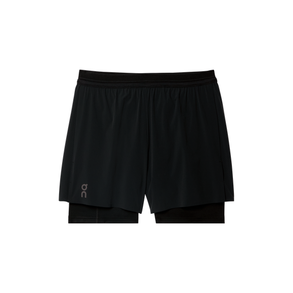 5" Performance 2/1 Shorts til mænd fra On har et sort dobbeltlagsdesign og et diskret ON-logo på venstre kant, vist på en hvid baggrund - ideelle som træningsshorts eller løbeshorts her.