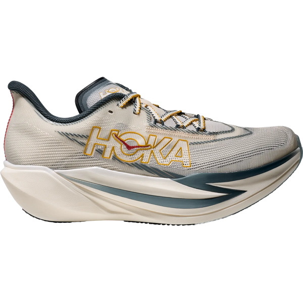 Hoka Cielo X1 3.0 i Alabaster/Yellow Gold er en unisex racesko med et fedt gult logo, gule og sorte snørebånd, tyk støddæmpende sål og blå-røde detaljer - ideel til maratonløb.