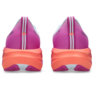 En bagside af Asics Novablast 5 Dame i Sky/Digital Sakura viser skoene side om side på en hvid baggrund med en blå overdel og pink detaljer.