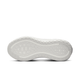 Billedet viser undersiden af Nike Vomero Plus Herre i White/Summit White-Photon Dust med en hvid sål med et bølget mønster og rektangulære og ovale greb for optimal støddæmpning.