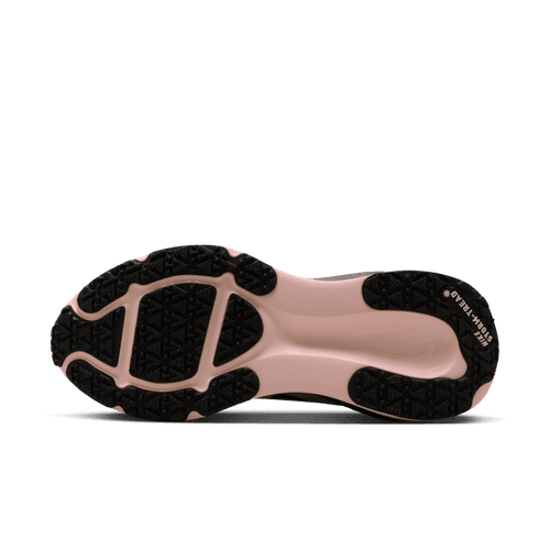 Billedet viser ydersålen på Nike Vomero 18 Gore-Tex Dame i Black/Black-Crimson Tint-Black, der har en sort og pink slidbane med "OUTLAST" på hælen og viser disse vandafvisende løbesko på en hvid baggrund.