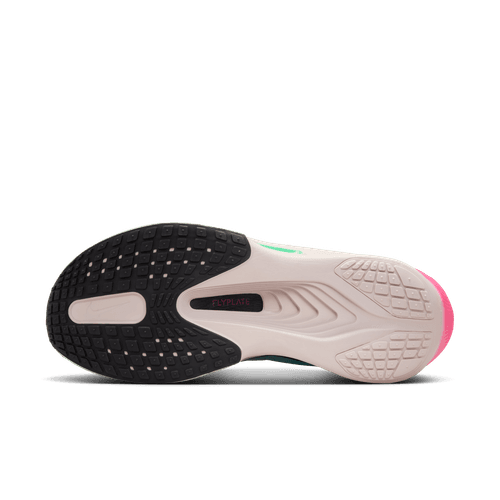 Nike Zoom Fly 6, Herre (Glacier Ice/Black-Hyper Pink-Green Shock) har en sål med sort, beige og pink mønster, FLYPLATE-branding i midten, Cushlon-skum for komfort og teksturerede zoner for greb og trækkraft.